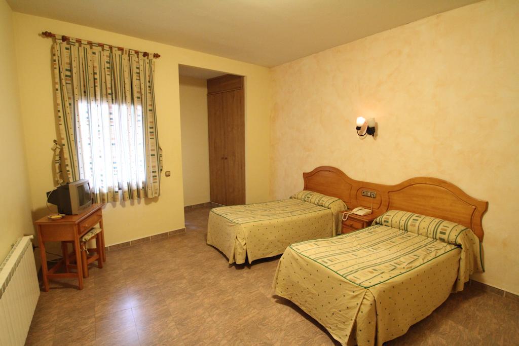 Hostal Restaurante Cuatro Caminos Calera y Chozas Szoba fotó