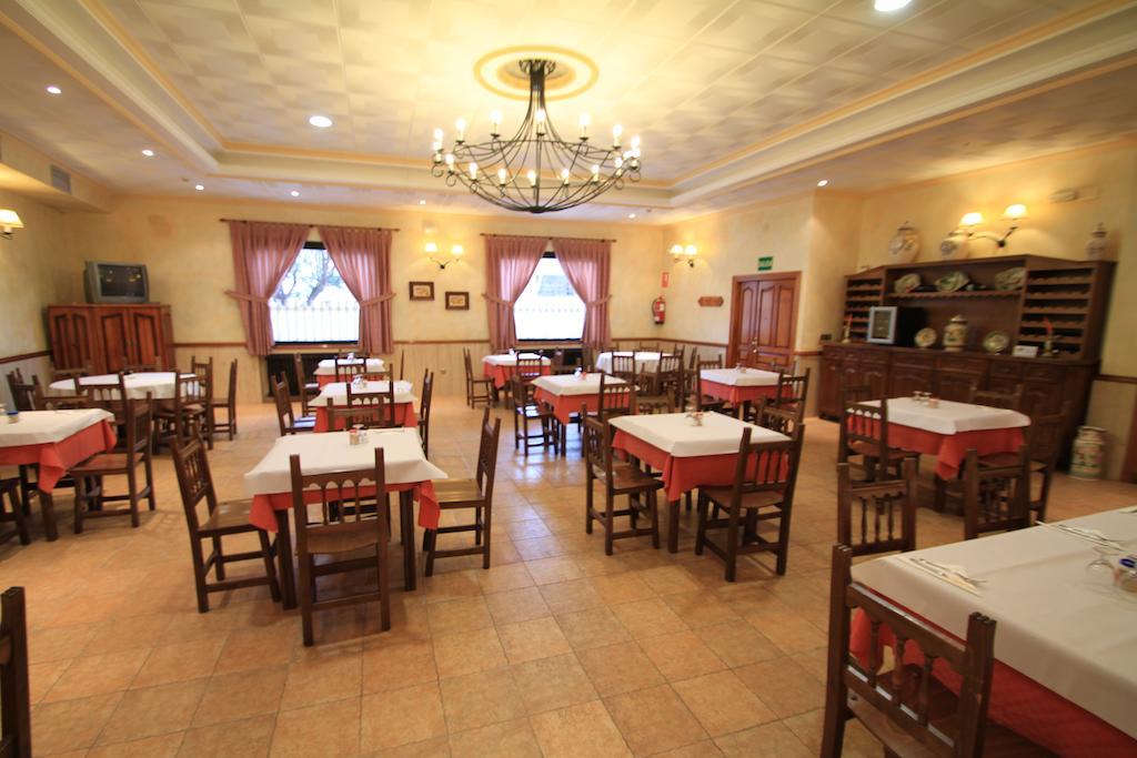 Hostal Restaurante Cuatro Caminos Calera y Chozas Kültér fotó